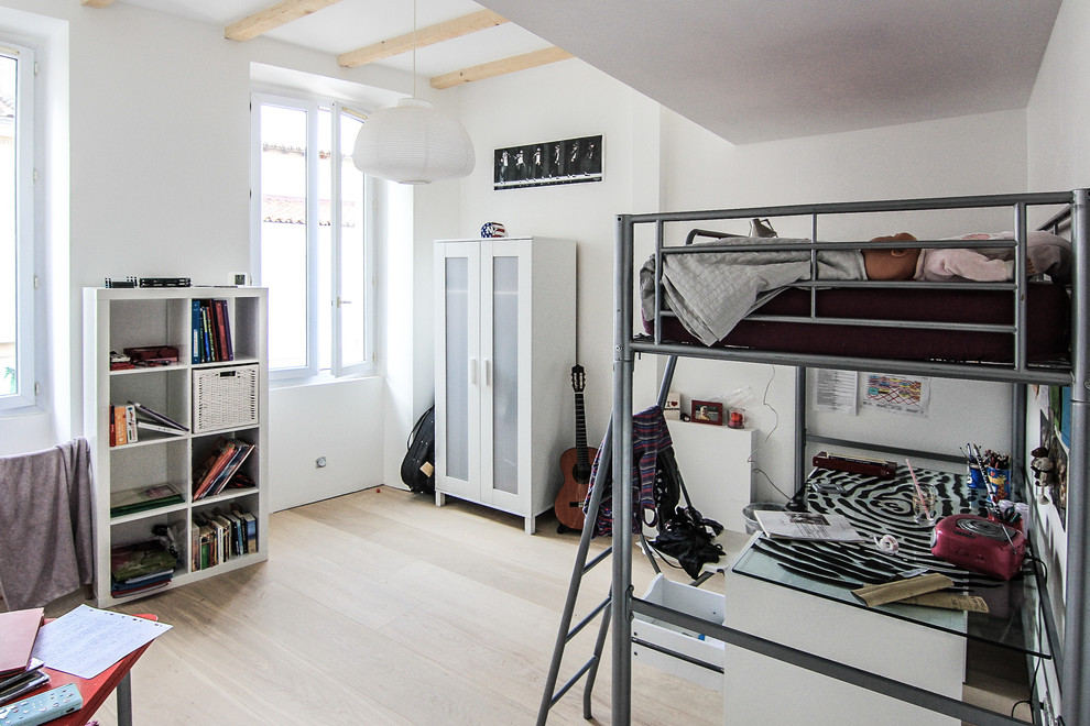 Photo of a modern teen’s room for girls in Marseille with light hardwood flooring.