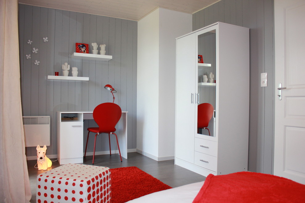 Ejemplo de dormitorio infantil contemporáneo de tamaño medio con paredes grises y suelo de madera en tonos medios