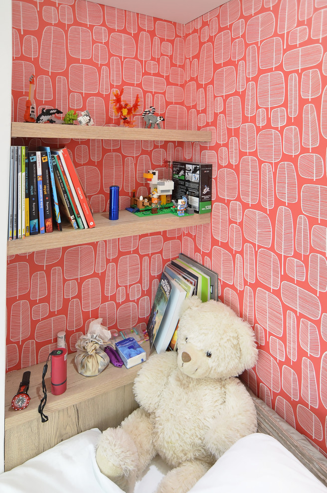 Inspiration för mellanstora moderna pojkrum kombinerat med sovrum, med röda väggar och ljust trägolv