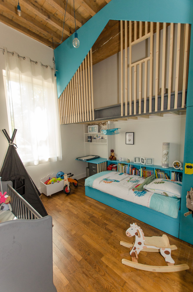 Ispirazione per una cameretta per bambini contemporanea di medie dimensioni con pareti blu e pavimento in legno massello medio