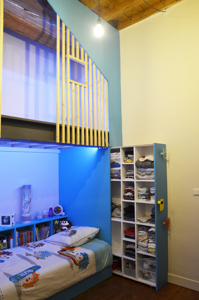 Immagine di una cameretta per bambini contemporanea di medie dimensioni con pareti beige e parquet scuro