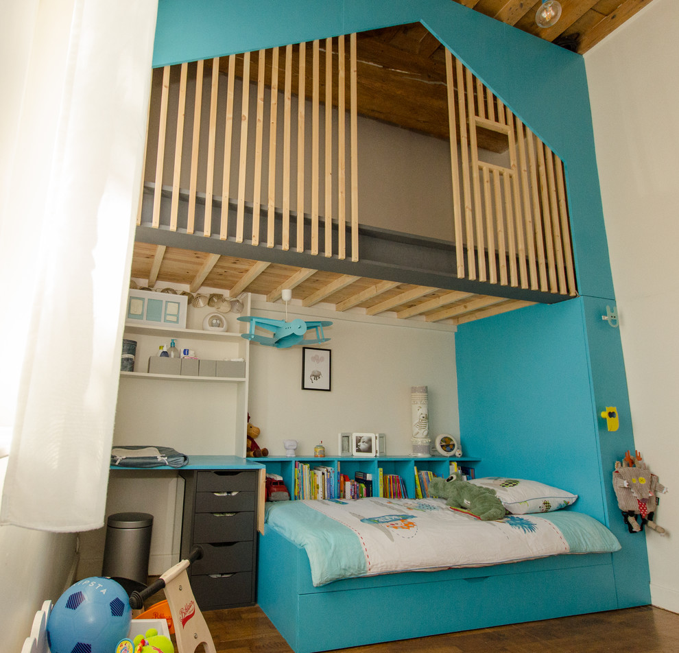 Foto di una cameretta per bambini design di medie dimensioni con pareti beige e parquet scuro