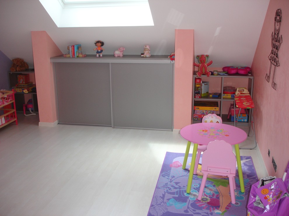 Contemporary kids' bedroom in Nantes.