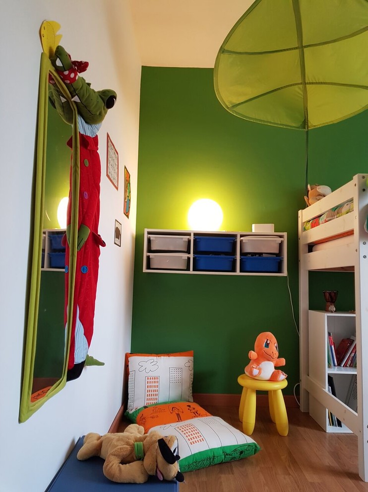 Стильный дизайн: маленькая детская в современном стиле с спальным местом, зелеными стенами, полом из ламината и разноцветным полом для на участке и в саду, ребенка от 4 до 10 лет, мальчика - последний тренд