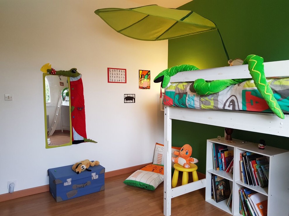 Inspiration pour une petite chambre d'enfant de 4 à 10 ans design avec sol en stratifié, un sol beige et un mur blanc.