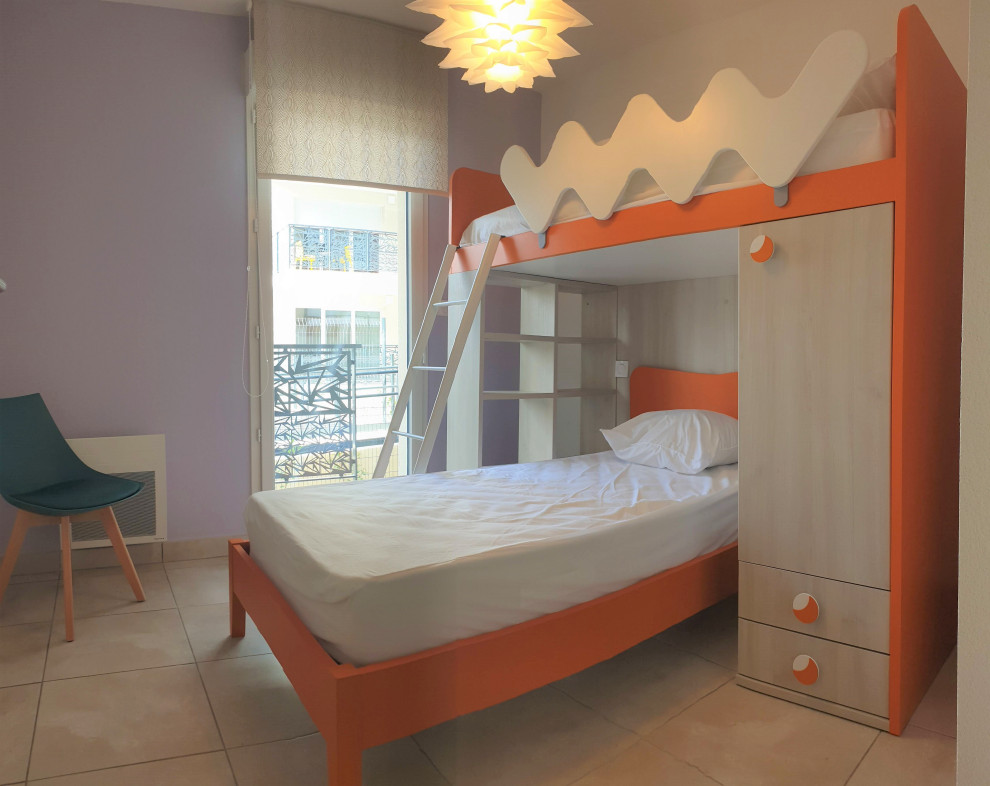 Modelo de dormitorio infantil costero pequeño con paredes púrpuras, suelo de baldosas de cerámica y suelo beige