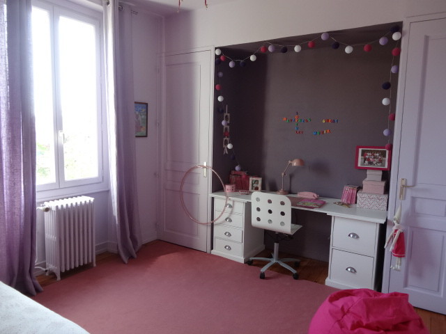 Réalisation d'une petite chambre de fille de 4 à 10 ans design avec un mur blanc, un bureau, un sol en bois brun et un sol marron.