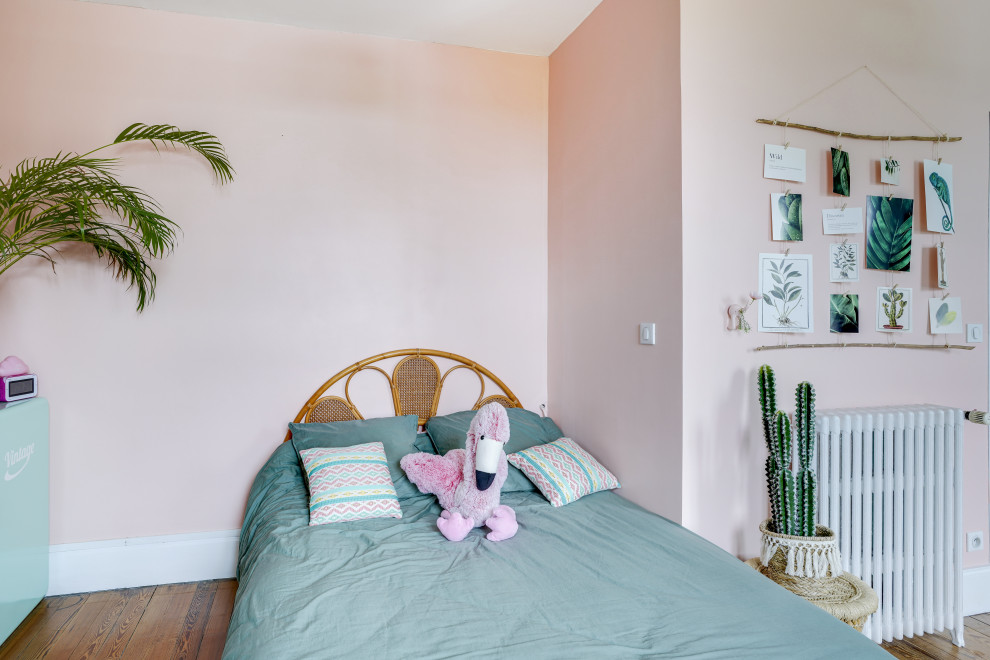 Großes Kinderzimmer mit Schlafplatz, rosa Wandfarbe, dunklem Holzboden und braunem Boden in Paris