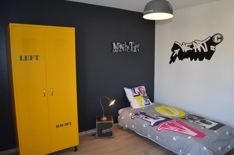 Bild på ett mellanstort funkis barnrum kombinerat med sovrum, med grå väggar och ljust trägolv