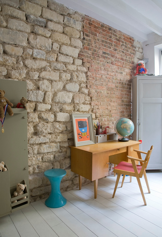 Aménagement d'une chambre de garçon de 4 à 10 ans contemporaine avec un mur blanc, parquet peint et un bureau.