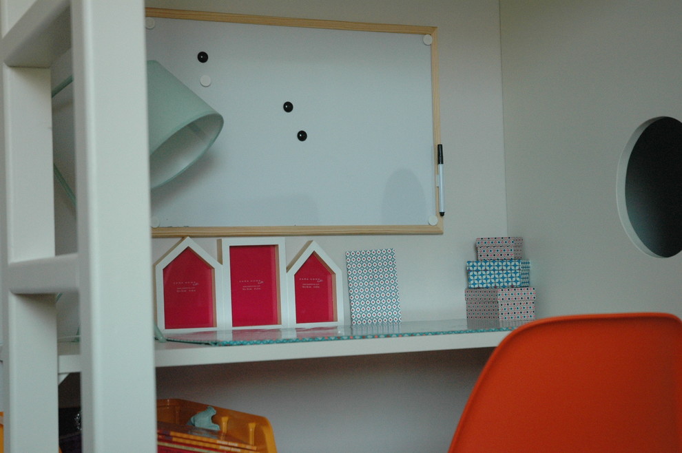 Esempio di una cameretta per bambini da 4 a 10 anni contemporanea di medie dimensioni con pareti bianche, parquet scuro e pavimento marrone