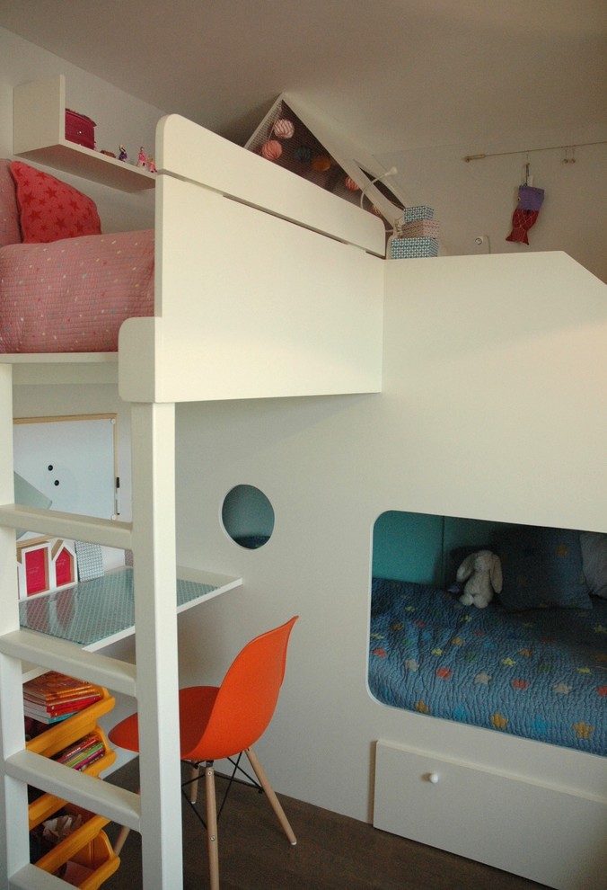 Diseño de dormitorio infantil de 4 a 10 años contemporáneo de tamaño medio con paredes blancas, suelo de madera oscura y suelo marrón