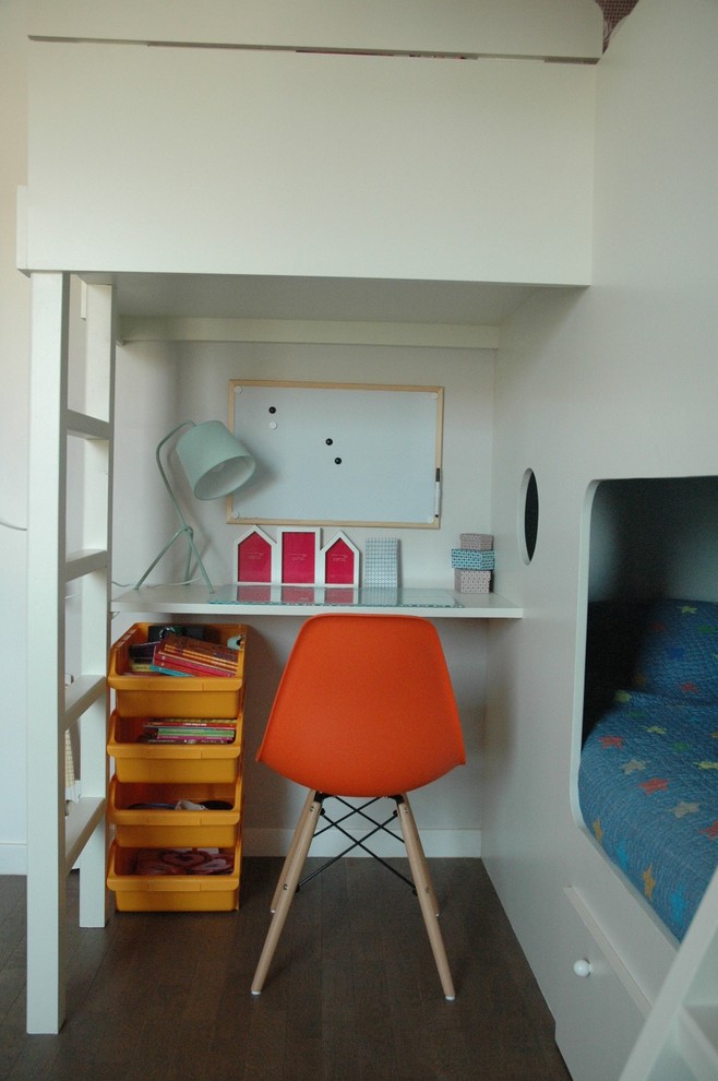Imagen de dormitorio infantil de 4 a 10 años actual de tamaño medio con paredes blancas, suelo de madera oscura y suelo marrón