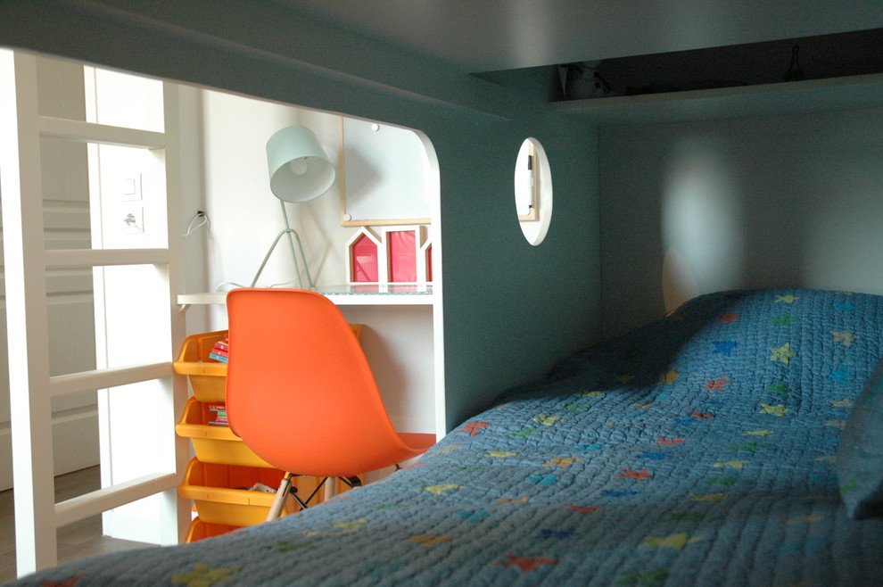 Bild på ett mellanstort funkis barnrum för 4-10-åringar, med vita väggar, mörkt trägolv och brunt golv