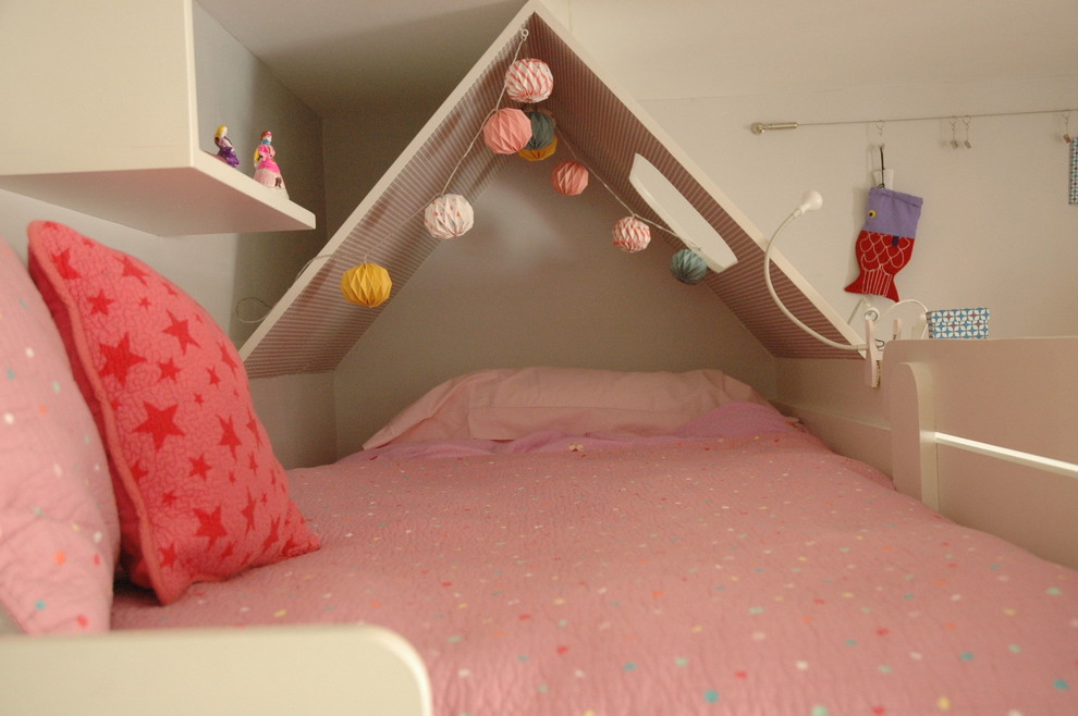 Foto di una cameretta per bambini da 4 a 10 anni minimal di medie dimensioni con pareti bianche, parquet scuro e pavimento marrone