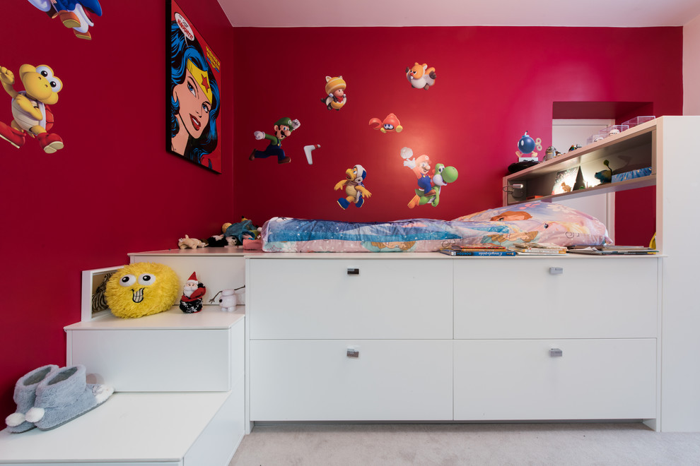 На фото: детская среднего размера в современном стиле с спальным местом, красными стенами и ковровым покрытием для ребенка от 4 до 10 лет, девочки с
