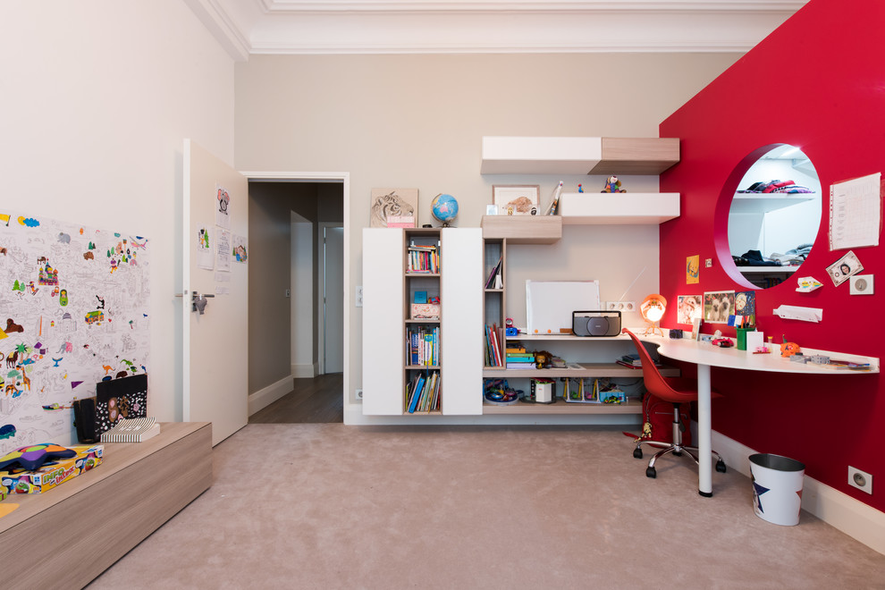 Réalisation d'une chambre de fille de 4 à 10 ans design de taille moyenne avec un bureau, un mur rouge et moquette.