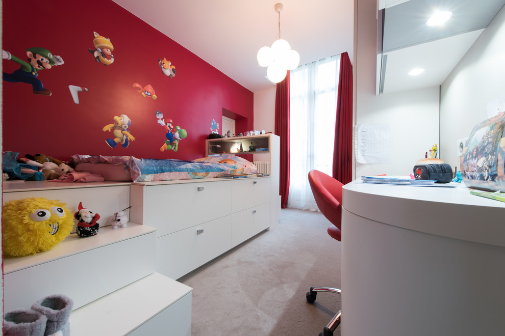 Modern inredning av ett mellanstort flickrum kombinerat med sovrum och för 4-10-åringar, med röda väggar och heltäckningsmatta