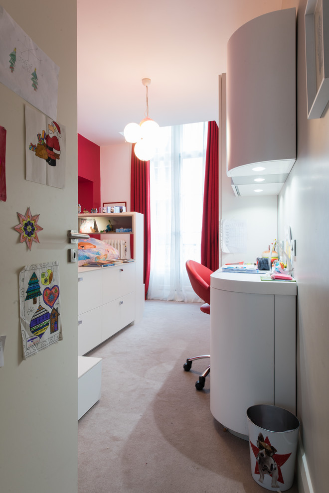 Réalisation d'une chambre d'enfant de 4 à 10 ans design de taille moyenne avec un mur rouge et moquette.