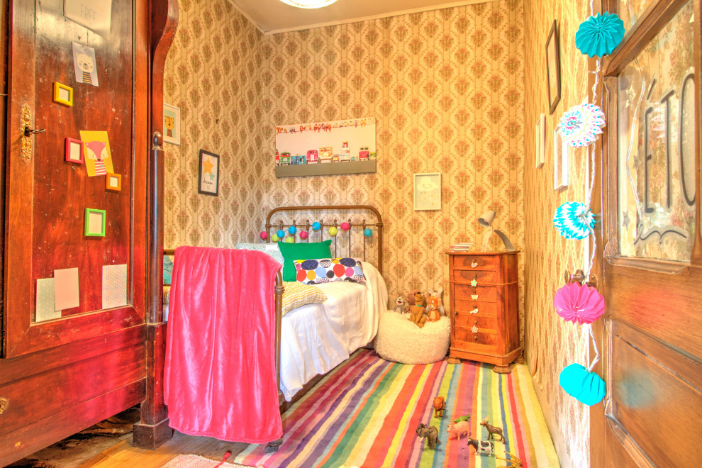 Photo of an eclectic kids' bedroom in Toulouse.