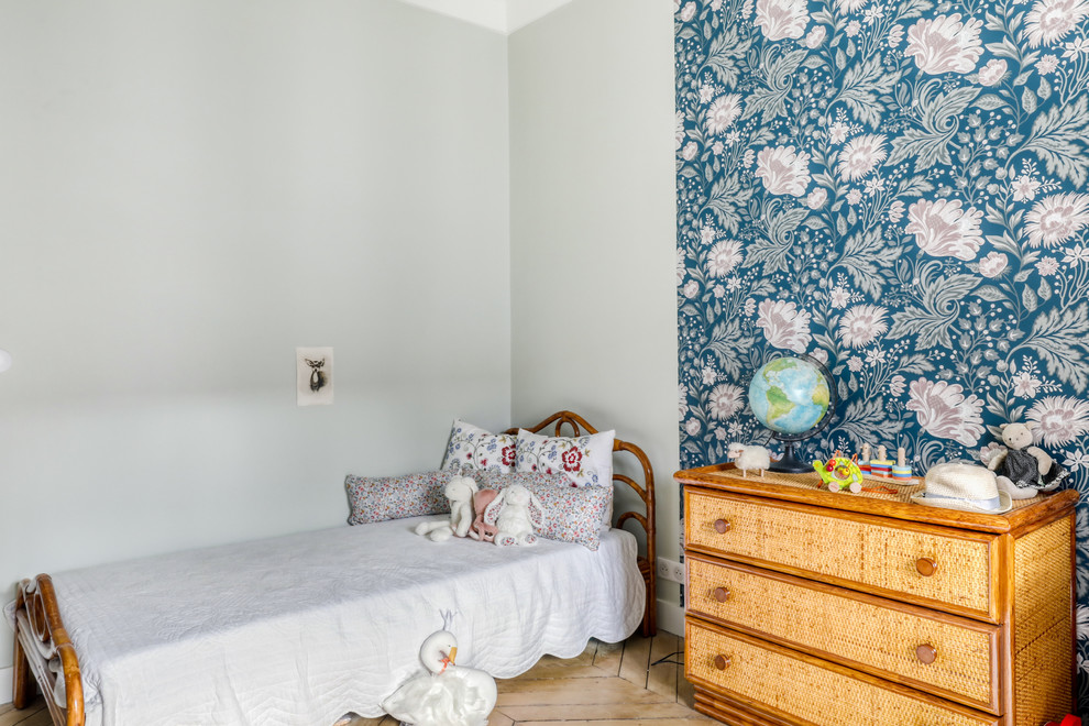 Idées déco pour une chambre d'enfant de 4 à 10 ans contemporaine avec un mur vert et un sol beige.