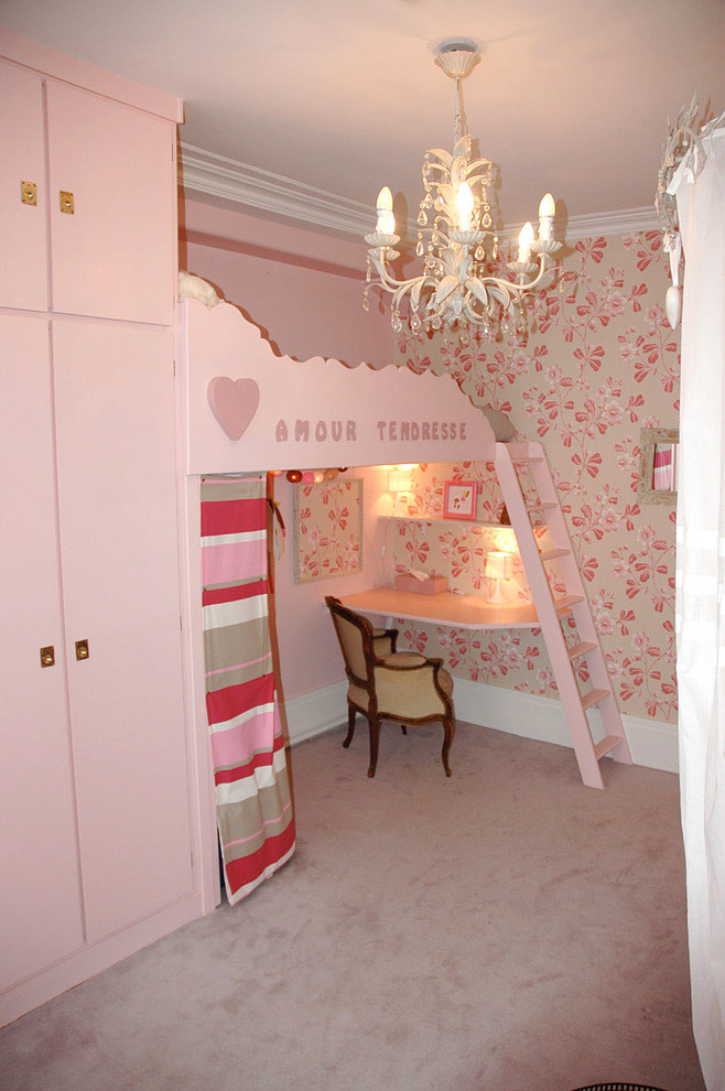 Cette photo montre une chambre d'enfant de 4 à 10 ans romantique de taille moyenne avec un mur rose, moquette et un sol gris.
