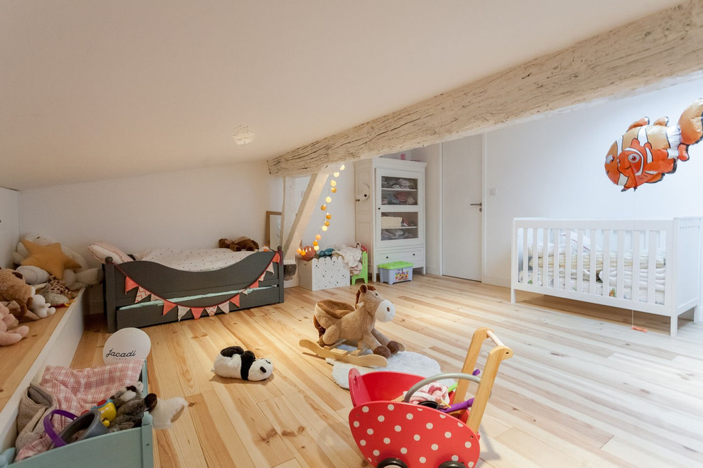 На фото: большая детская в современном стиле с спальным местом, белыми стенами и светлым паркетным полом для ребенка от 1 до 3 лет, мальчика с
