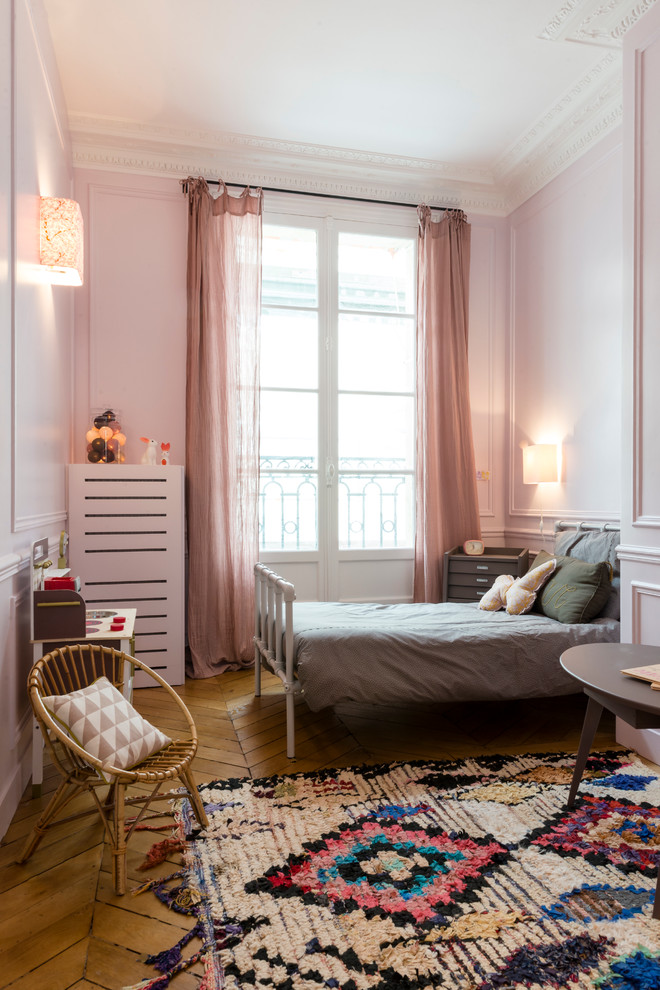 Großes Modernes Mädchenzimmer mit Schlafplatz, rosa Wandfarbe und braunem Holzboden in Paris