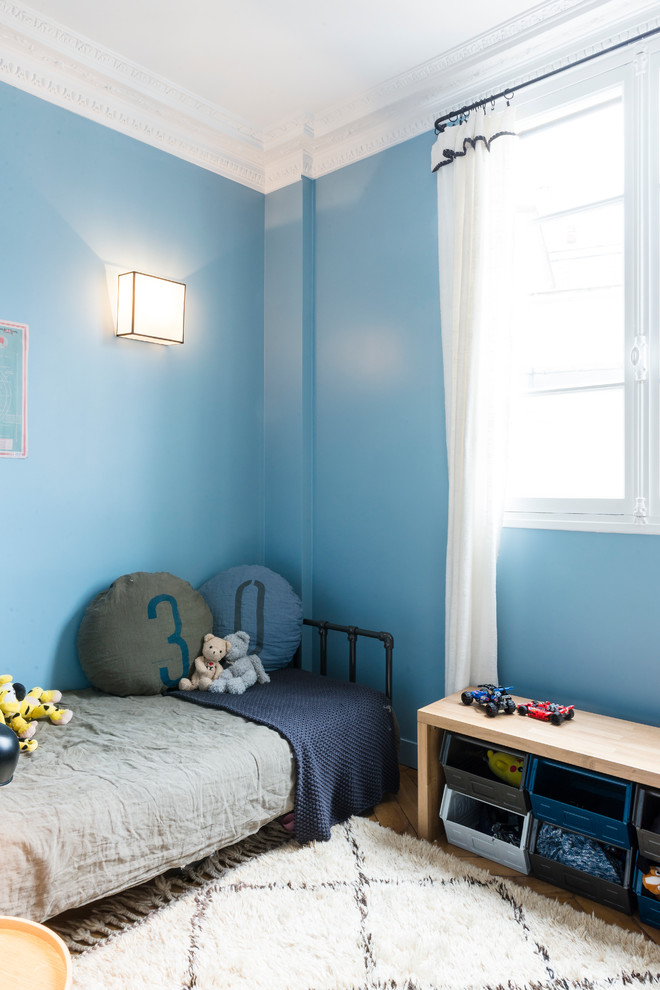 Contemporary kids' bedroom in Paris.