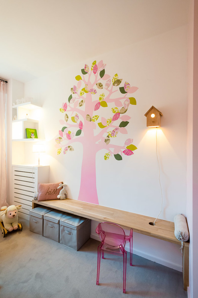 Cette image montre une grande chambre d'enfant de 4 à 10 ans design avec un mur multicolore et moquette.