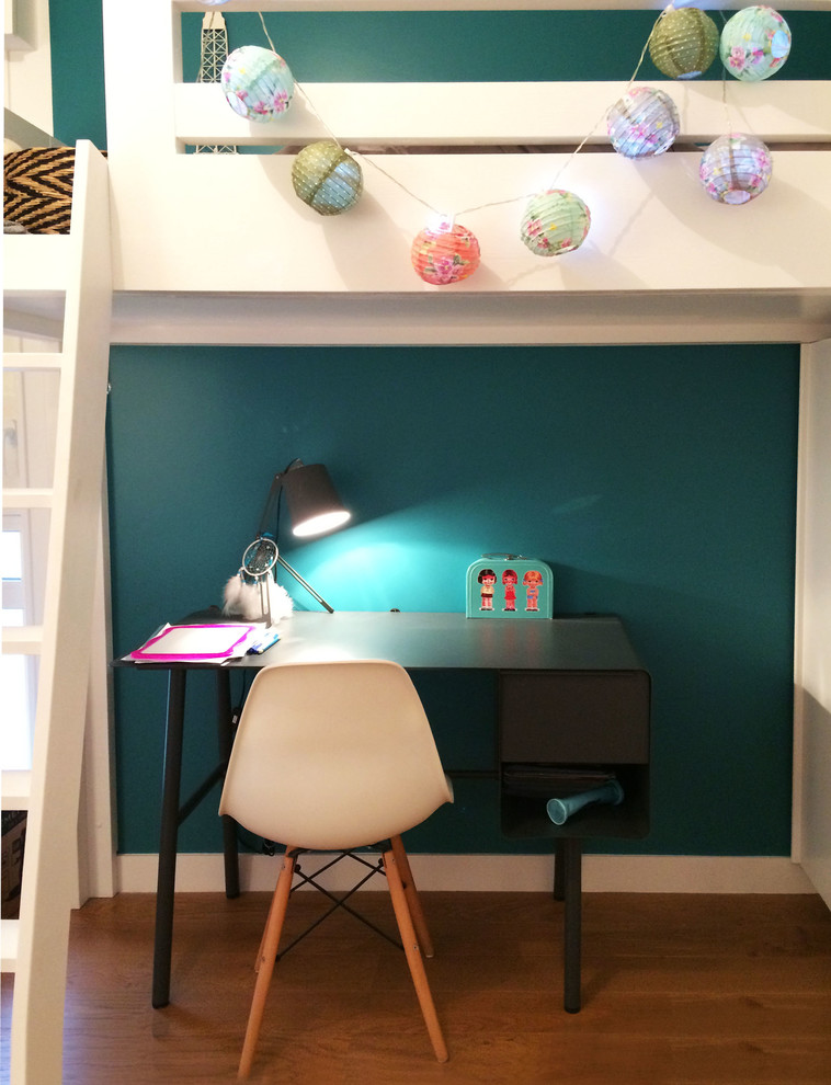 Modern inredning av ett litet barnrum kombinerat med sovrum, med blå väggar och ljust trägolv