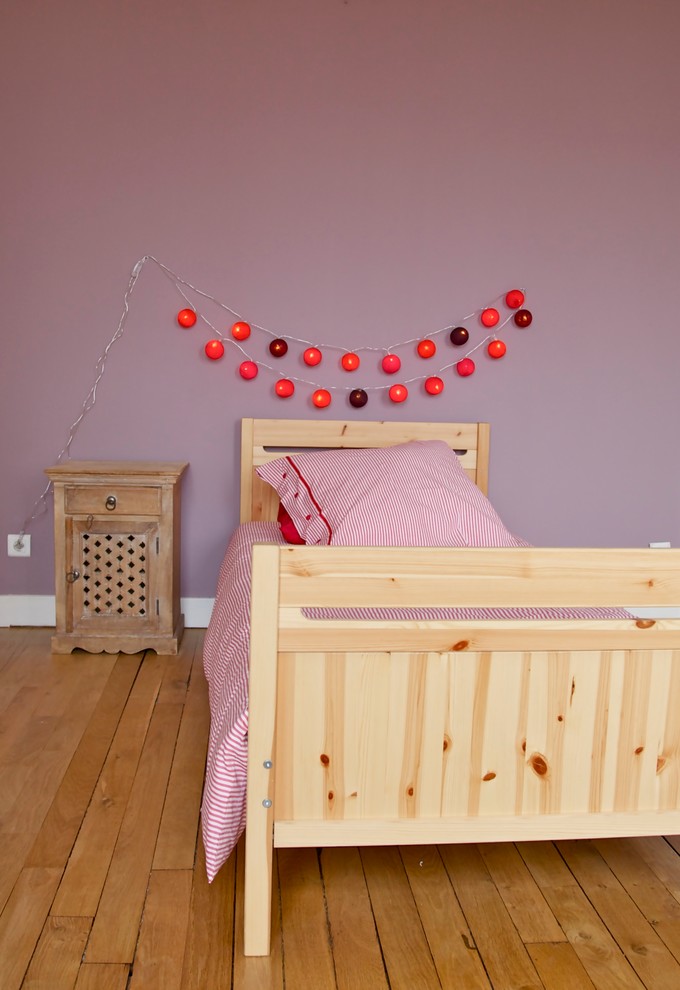 Inspiration for a contemporary kids' room remodel in Paris
