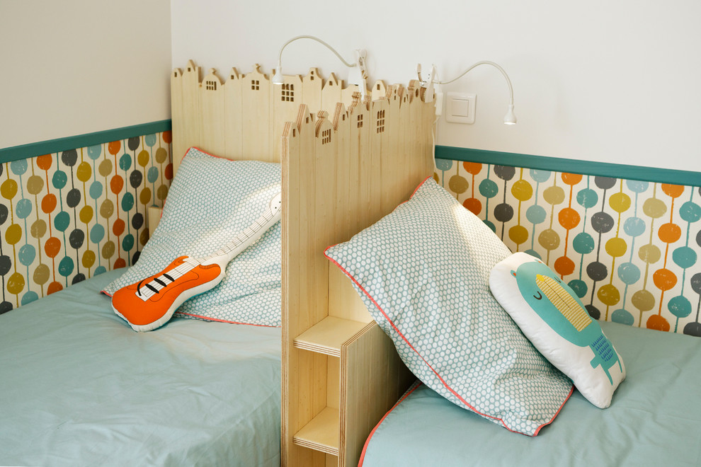 Modelo de dormitorio infantil de 4 a 10 años escandinavo grande con paredes multicolor, suelo de madera clara y suelo beige