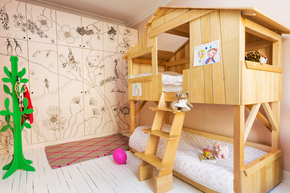 На фото: детская среднего размера в современном стиле с спальным местом, розовыми стенами, деревянным полом и белым полом для ребенка от 4 до 10 лет, девочки
