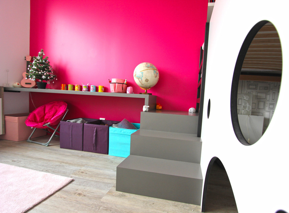 Exempel på ett mellanstort modernt flickrum kombinerat med sovrum och för 4-10-åringar, med röda väggar, laminatgolv och grått golv