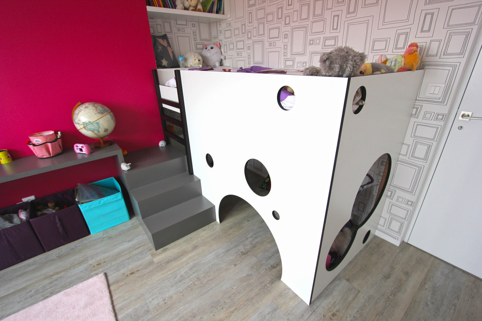 Idee per una cameretta per bambini da 4 a 10 anni design di medie dimensioni con pareti rosse, pavimento in laminato e pavimento grigio