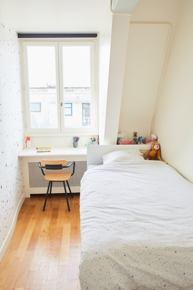 Idées déco pour une petite chambre d'enfant de 4 à 10 ans contemporaine avec un mur beige, un sol en bois brun, du papier peint et un sol marron.
