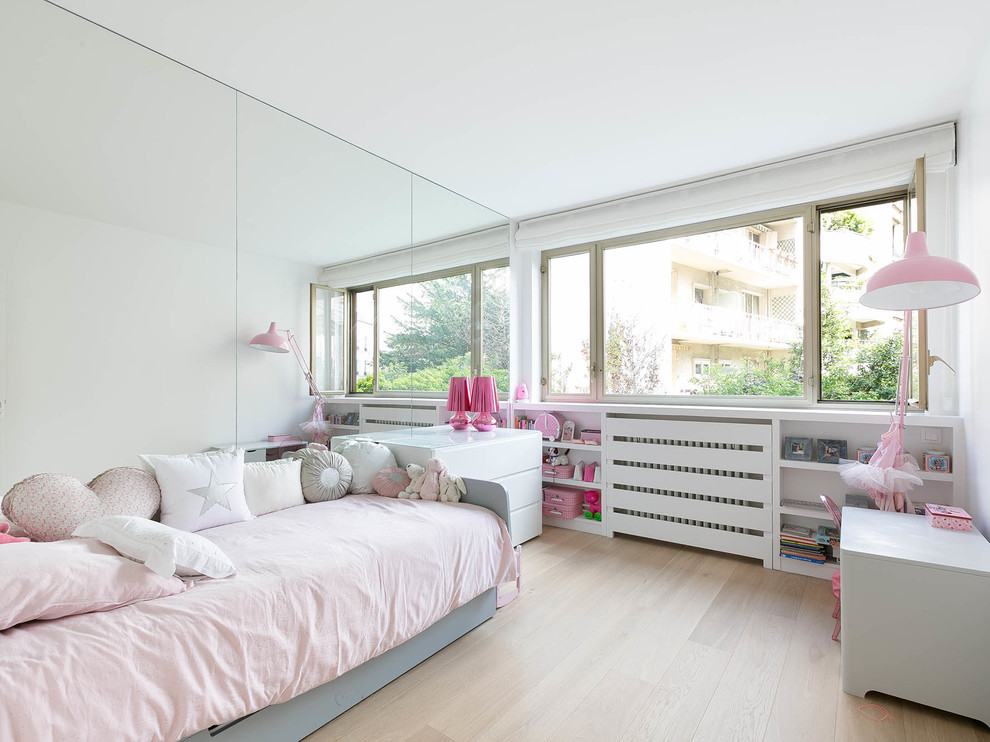 Idéer för att renovera ett mellanstort minimalistiskt flickrum kombinerat med sovrum och för 4-10-åringar, med vita väggar och ljust trägolv