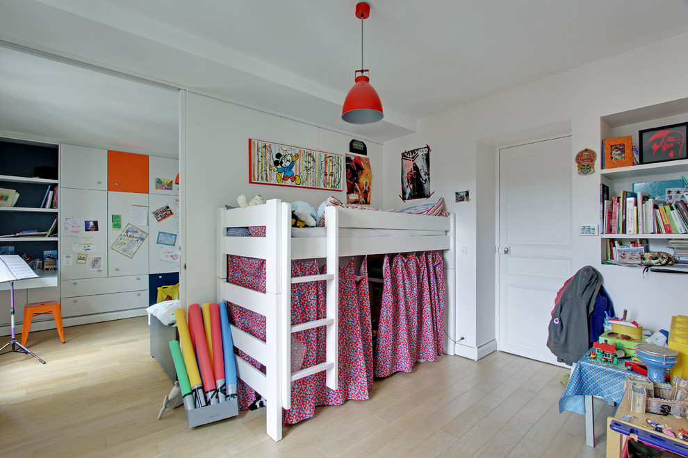 На фото: нейтральная детская среднего размера в современном стиле с спальным местом, белыми стенами и светлым паркетным полом для ребенка от 4 до 10 лет, двоих детей с