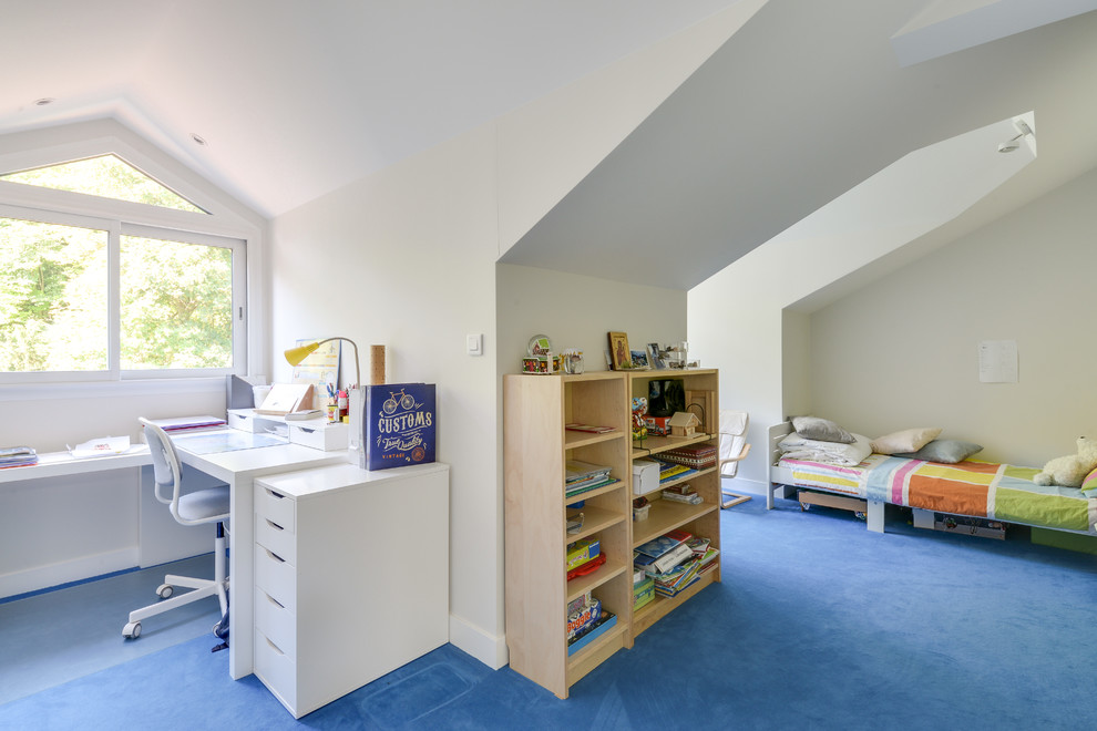 Foto di una piccola cameretta per bambini tradizionale con pareti bianche, moquette e pavimento blu
