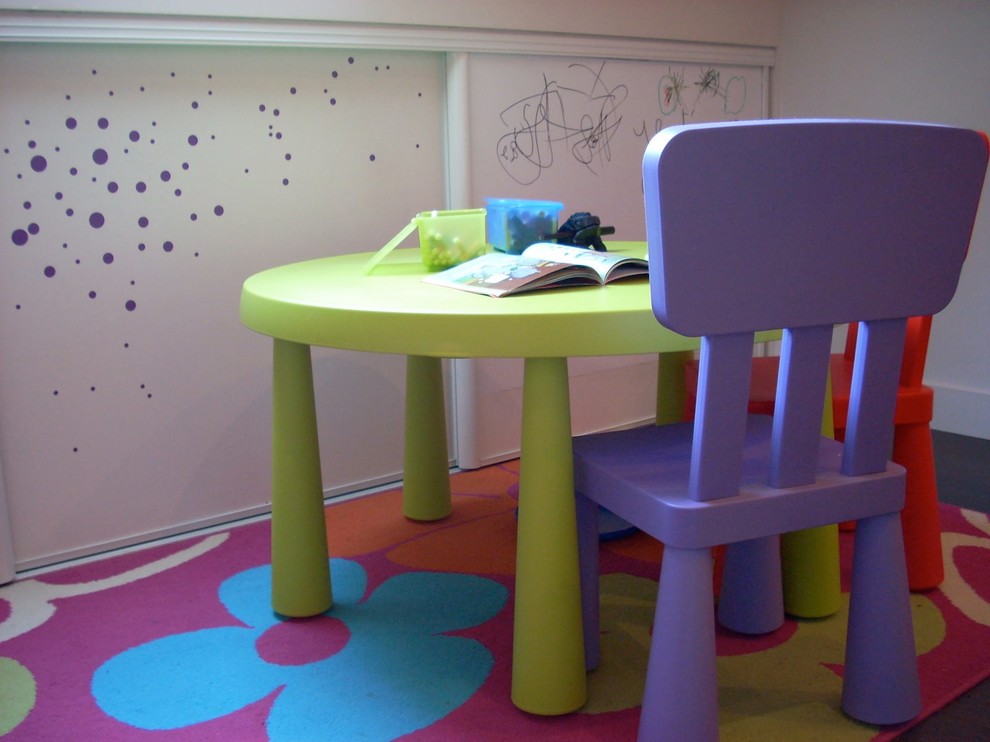 Exemple d'une chambre d'enfant de 4 à 10 ans tendance de taille moyenne avec parquet foncé, un sol marron et un mur orange.