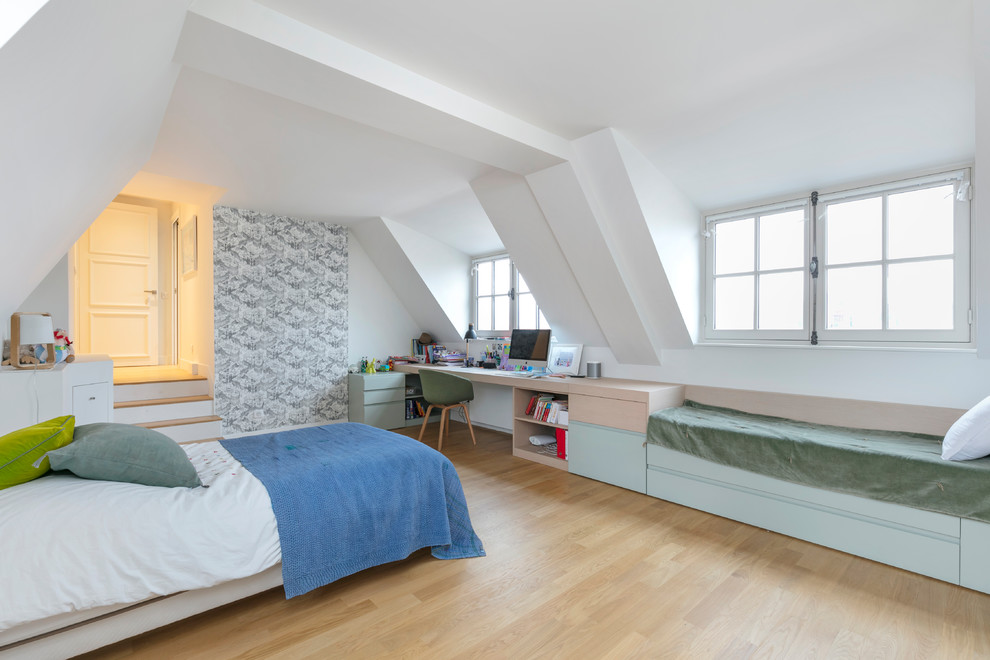 Cette photo montre une chambre d'enfant tendance avec un mur blanc, parquet clair et un sol marron.