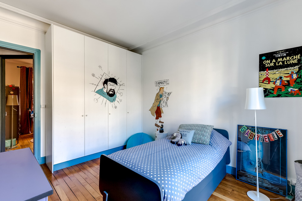 Cette photo montre une chambre d'enfant de 4 à 10 ans tendance de taille moyenne avec un mur multicolore et parquet clair.