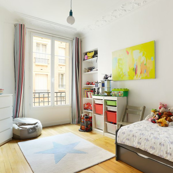 Cette photo montre une chambre de garçon de 4 à 10 ans tendance de taille moyenne avec un mur blanc, parquet clair et un sol beige.