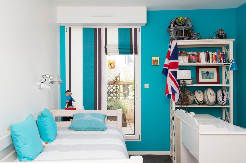 Kleines Klassisches Kinderzimmer mit Schlafplatz, blauer Wandfarbe, Linoleum und schwarzem Boden in Paris