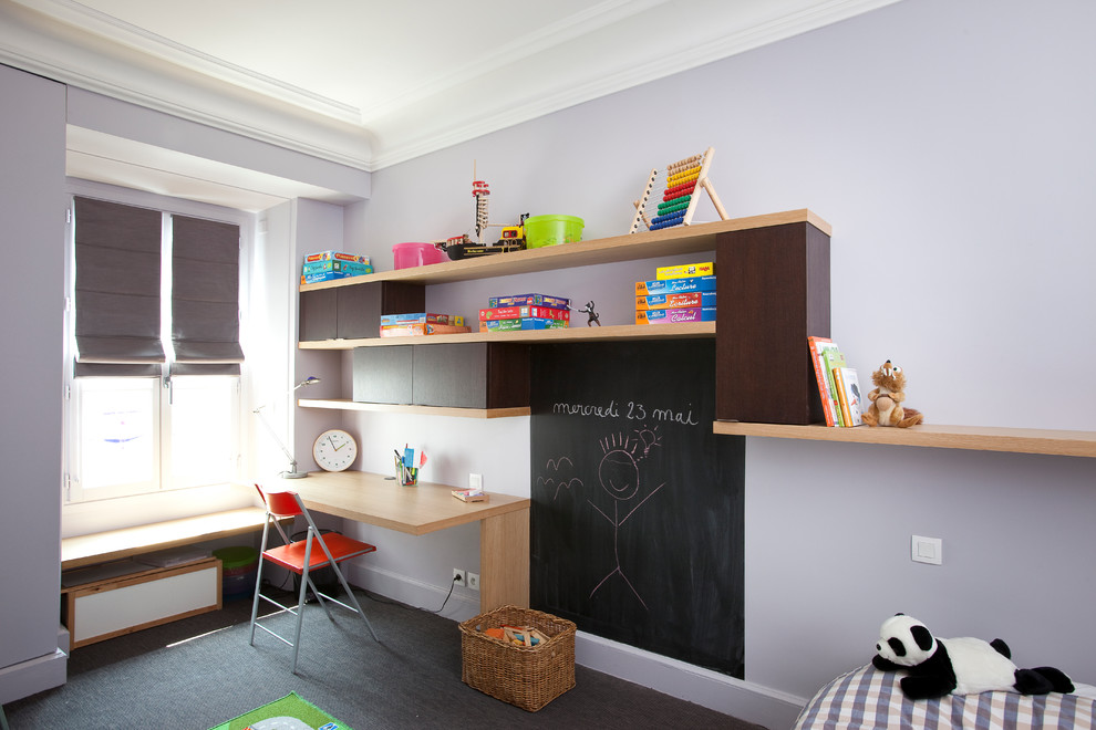 Idée de décoration pour une chambre neutre de 4 à 10 ans design de taille moyenne avec un bureau, un mur violet, moquette et un sol gris.