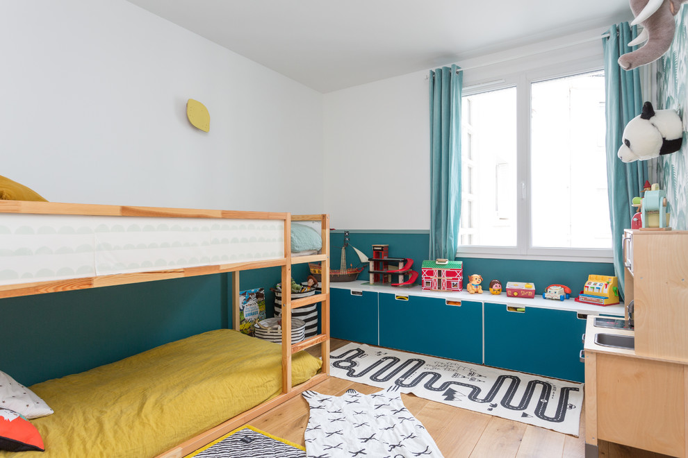 パリにあるお手頃価格の中くらいな北欧スタイルのおしゃれな子供部屋 (淡色無垢フローリング、児童向け、ベージュの床、青い壁、二段ベッド) の写真
