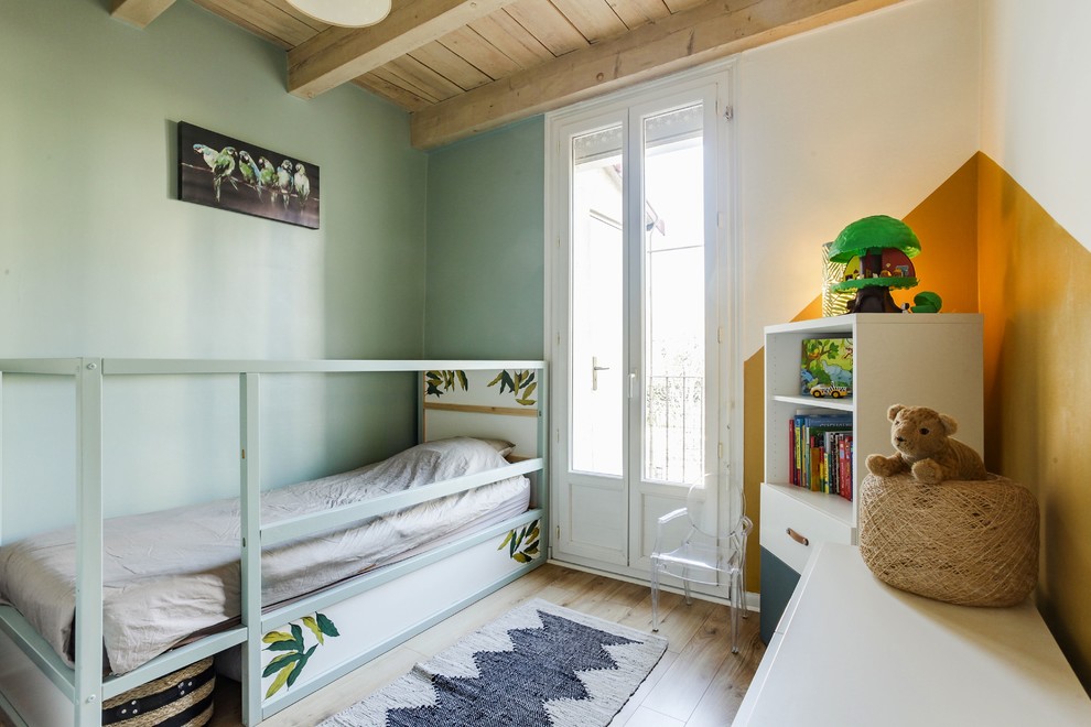 Идея дизайна: маленькая детская в средиземноморском стиле с спальным местом, зелеными стенами, полом из ламината и бежевым полом для на участке и в саду, ребенка от 1 до 3 лет, мальчика