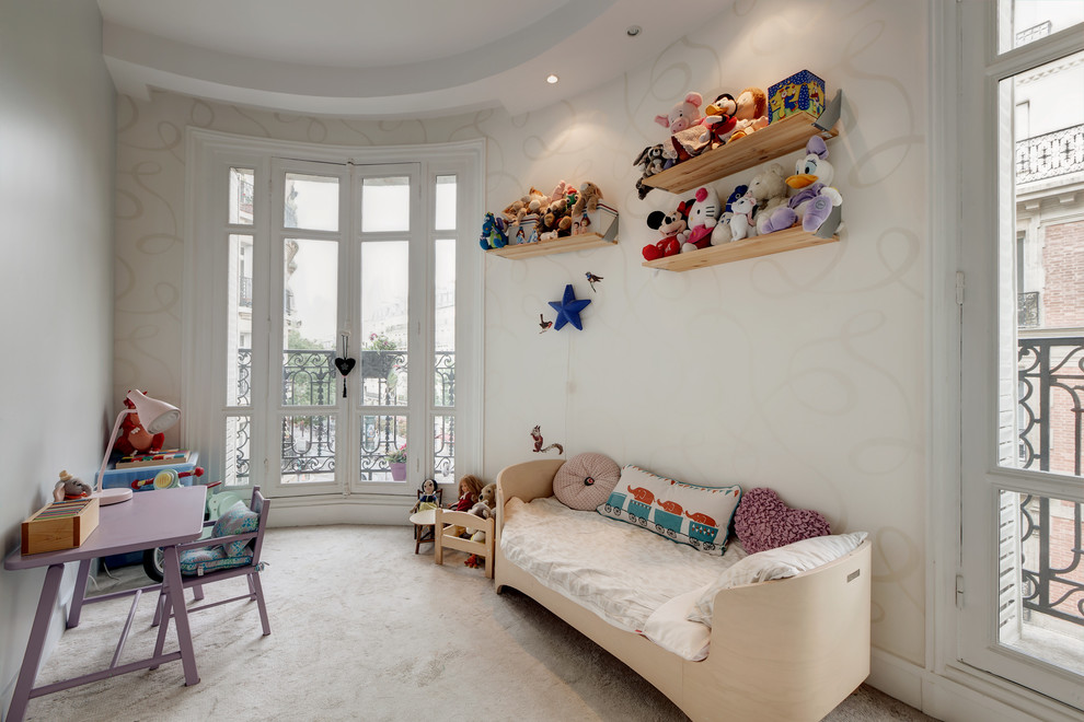 Cette image montre une chambre d'enfant traditionnelle avec un mur blanc et moquette.