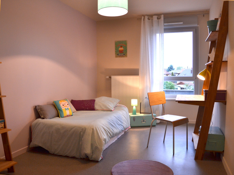 Modern inredning av ett mellanstort flickrum kombinerat med sovrum och för 4-10-åringar, med lila väggar, linoleumgolv och grått golv